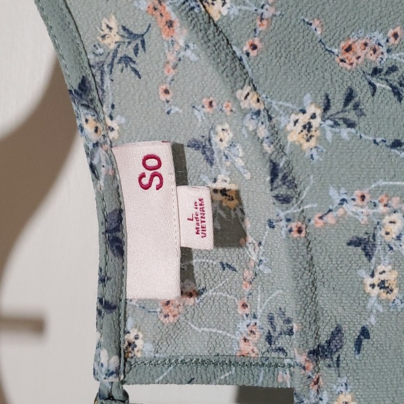 SO Green Floral Short Sleeved Top. EUC Size L - Picture 2 of 5